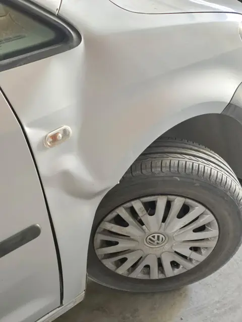 Volkswagen Caddy sağ ön çamurluk göçüğü — Hatay boyasız göçük düzeltme öncesi