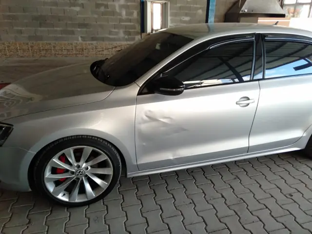 Volkswagen Jetta sol ön kapı göçüğü — Hatay boyasız göçük düzeltme öncesi